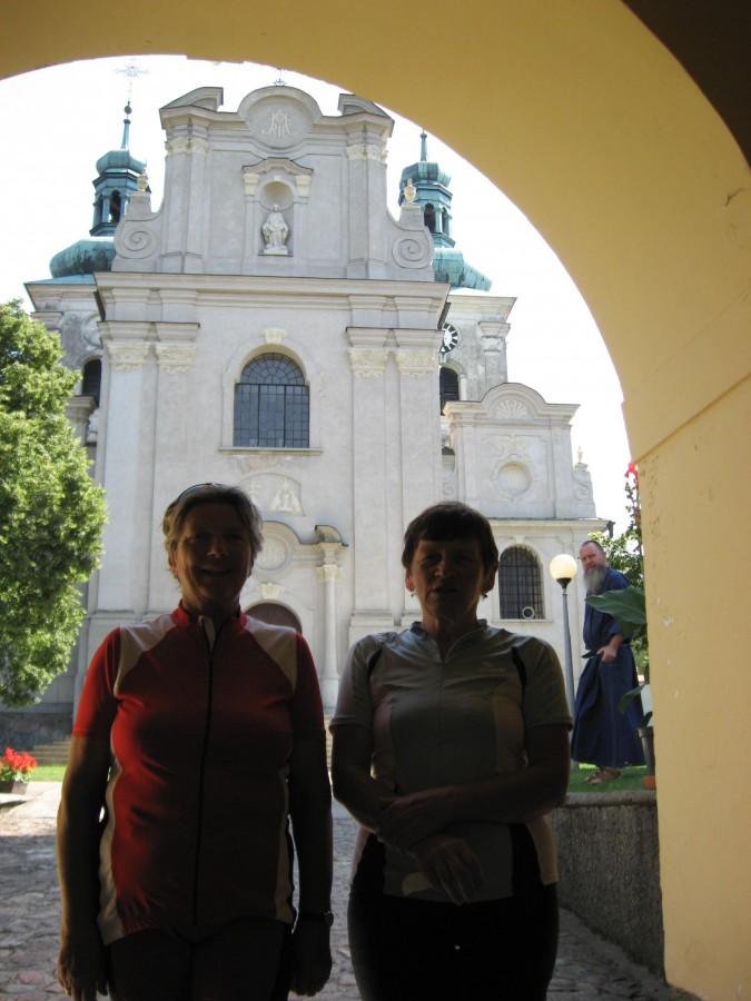 Bieniszew: Kobiety mogą wejść na teren Eremu tylko w niedzielę. I tak, aby sfotografować sie na tle kościoła, weszłyśmy za daleko tj. kilka kroków za furtę i brat już "kuka"