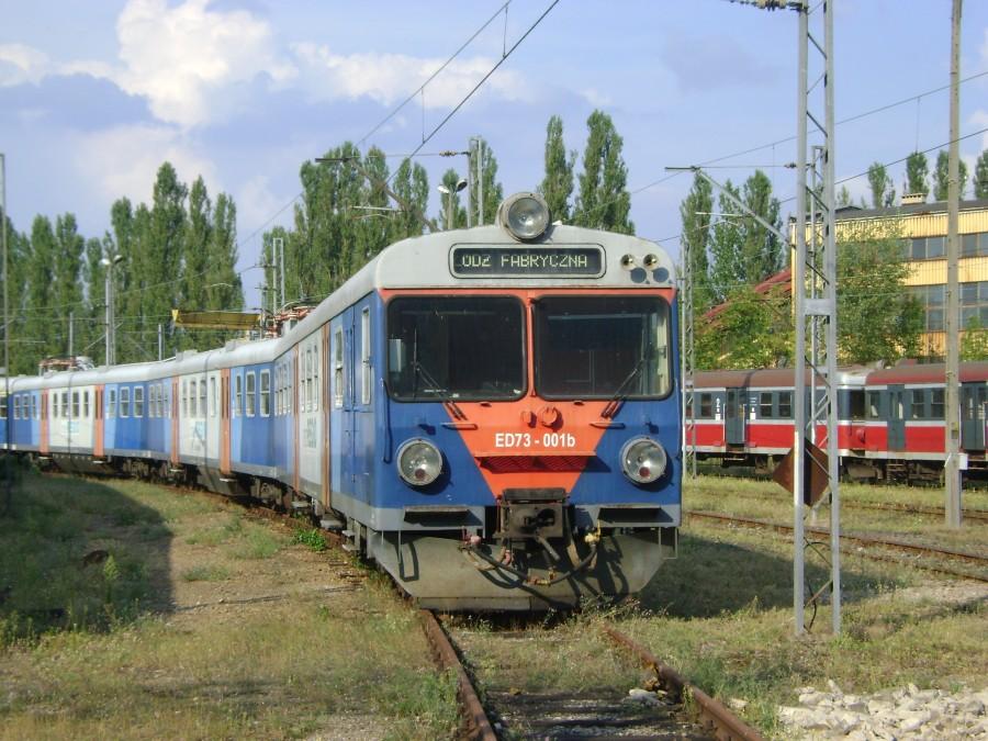 ED73-001b przed halą naprawy taboru w Idzikowicach