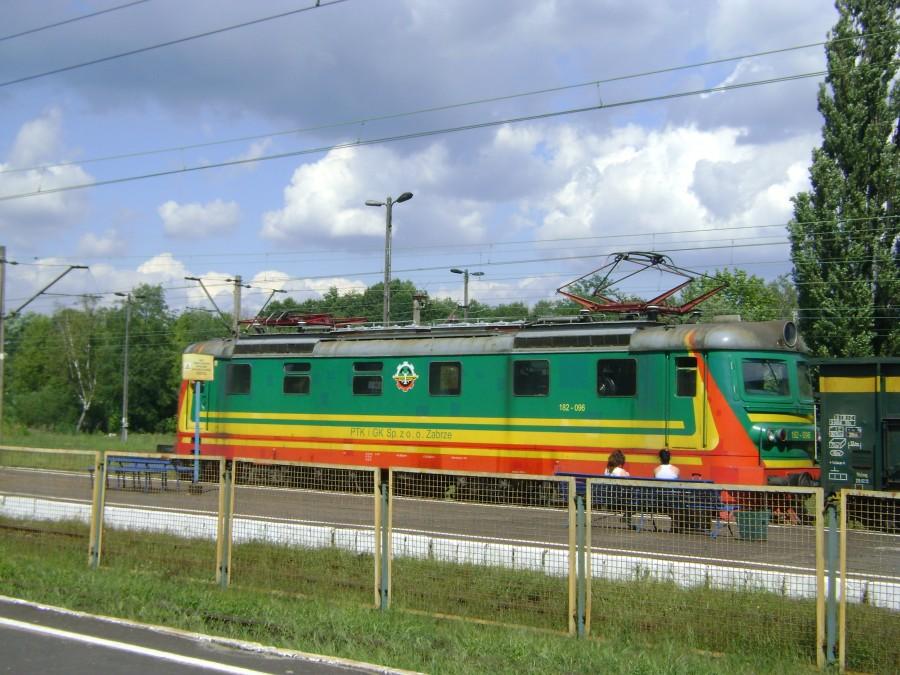 Lokomotywa 182-096 DB Schenker odjeżdża ze stacji Tomaszów Maz