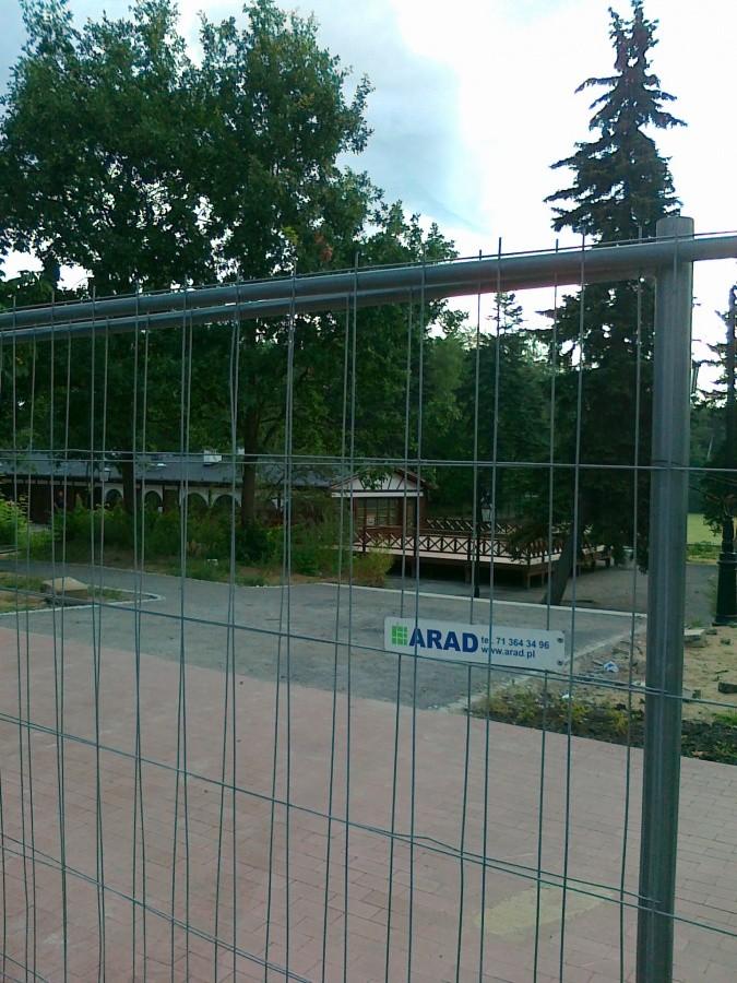 Przy tężniach powstają ładne pawiloniki na puby czy kawiarenki