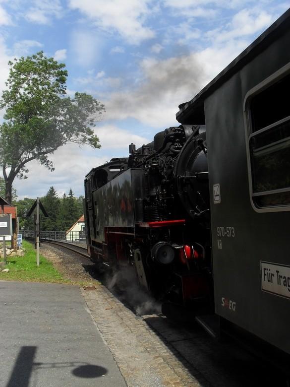 Ciągnięty przez parowóz wąskotorowy pociąg na przystanku Teufelsmühle