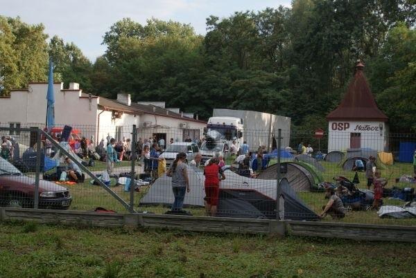 w Małeczu nocleg, niektórzy śpią pod namiotami