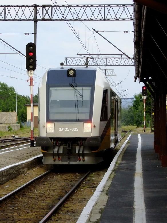 Autobus szynowy SA135-009 odjeżdża z dworca Szklarska Poręba Górna