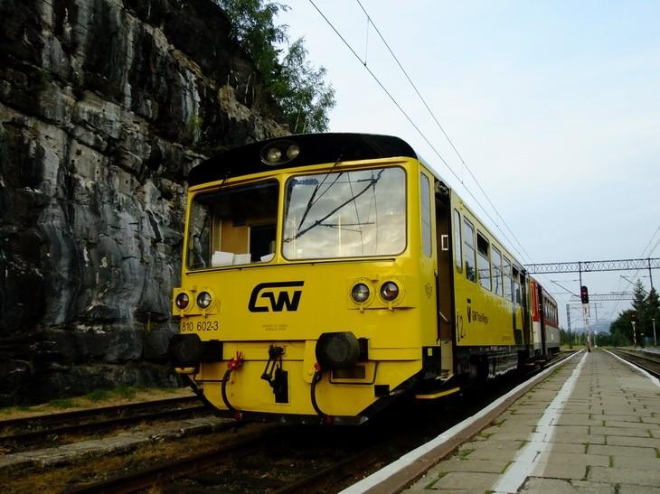 Wagon motorowy serii 810 z doczepionym wagonem serii 010 na stacji Szklarska Poręba Górna