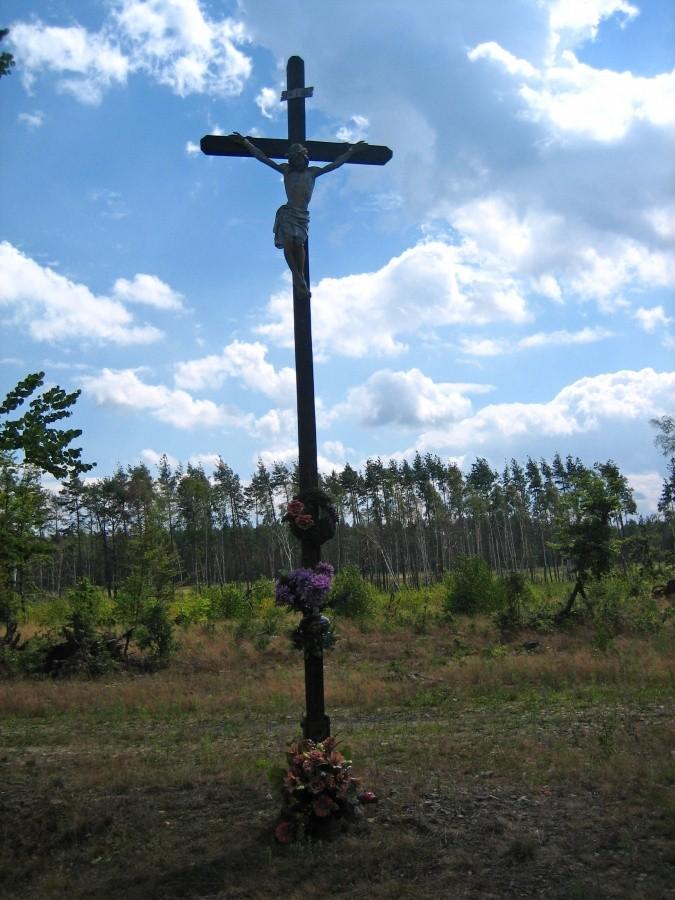 ten przydrożny krzyż przetrwał nawałnicę, która tędy przeszła 15 sierpnia 2008r.