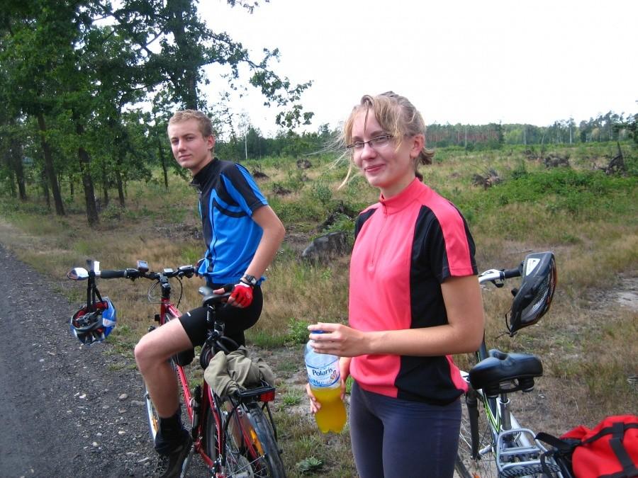 Michał i Magda. W tle pozostałość po lesie zniszczonym przez trąbę powietrzną 15 sierpnia 2008r.r.