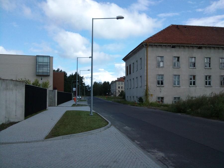 po prawej:koszarowców pilnują psy a obiektu po lewej kamery ...