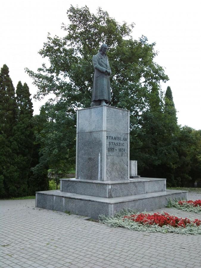 Staszek Staszic na cokole