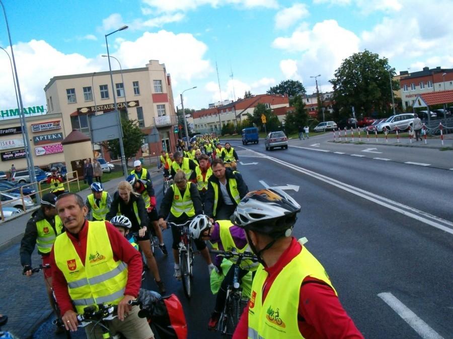 Uczestnicy 15 Rajdu Kociewsko-Borowiackiego na ulicach Starogardu Gdańskiego