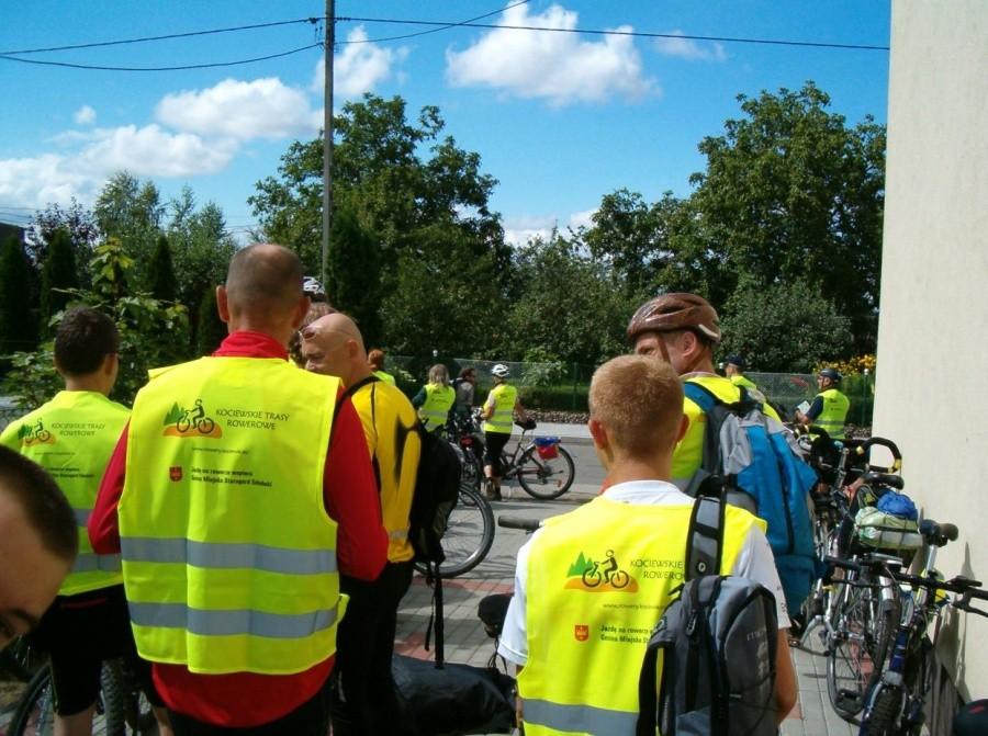 15 Rajd Kociewsko-Borowiacki. Przy wyjeździe z budynku w gminie Grabowo.