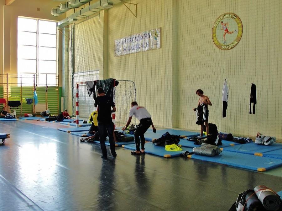 Nocleg przygotowano w hali sportowej.