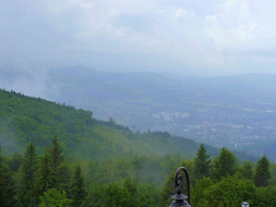 Widok z Równicy na zalany deszczem Ustroń.