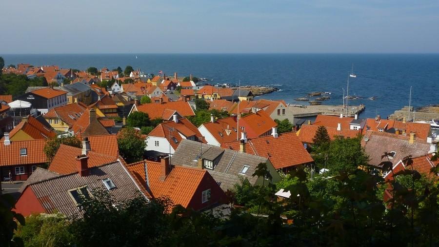 Widok na Gudhjem ze wzgórza kościelnego