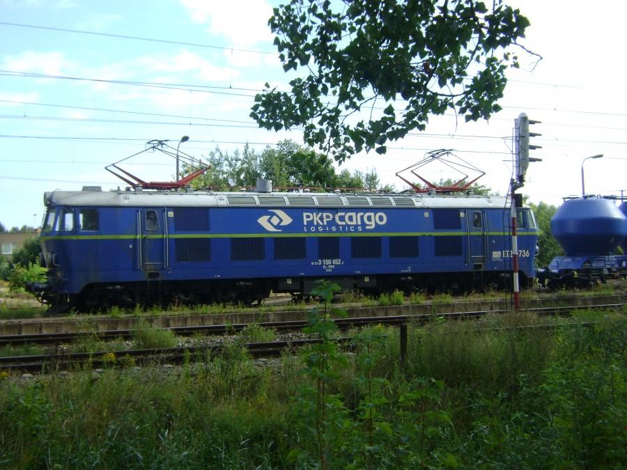 ET22-736 oczekuje na wolną drogę na stacji Mszczonów