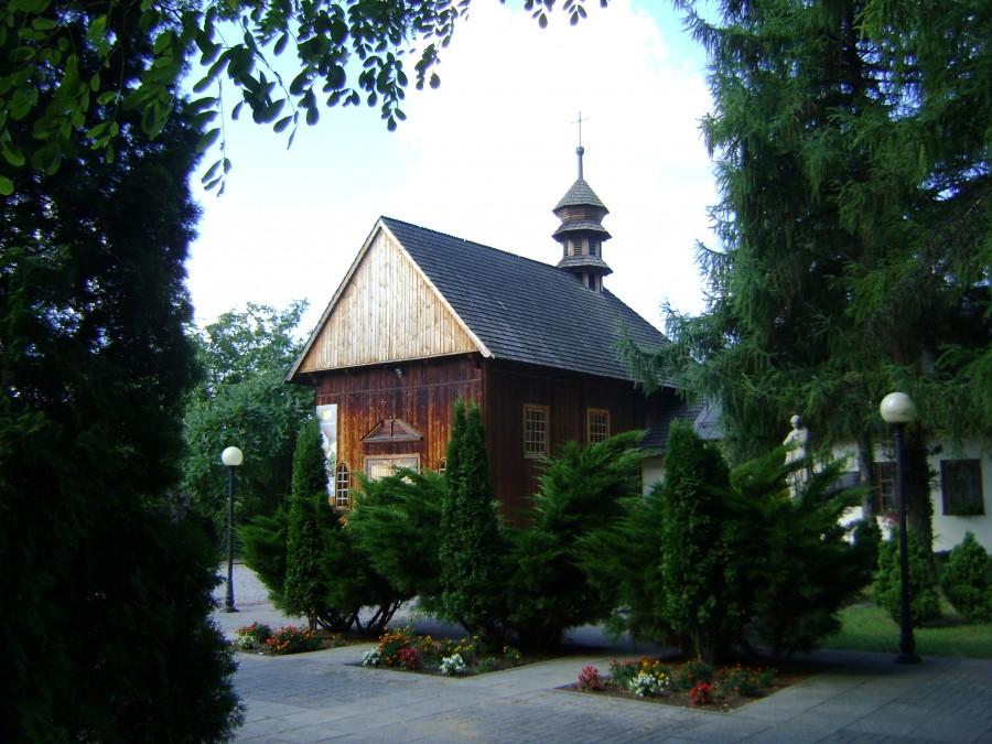 Drewniany kościół w Puszczy Mariańskiej