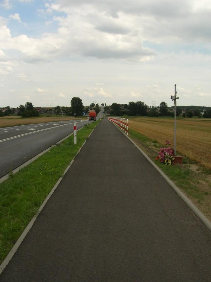 Asfaltowa droga rowerowa