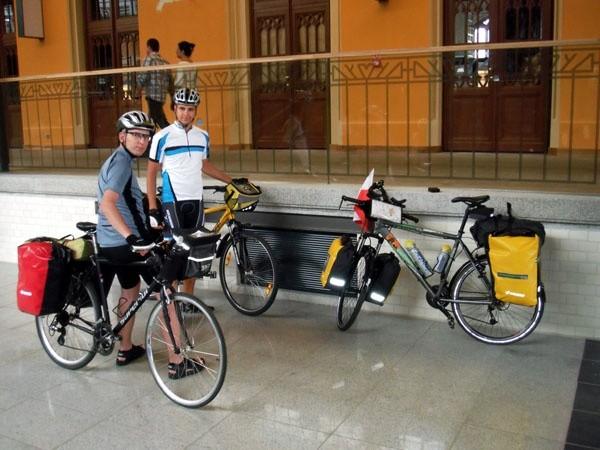 Łukasz, Tomek i mój rower na dworcu kolejowym we Wrocławiu