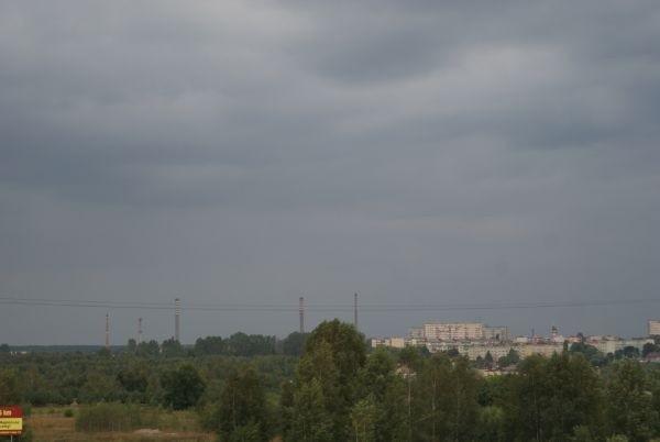 czarne chmury nad miastem