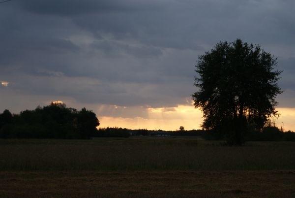ostatni widok na zachodzące słońce