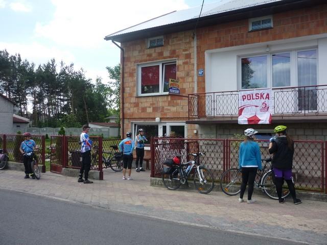 Przed sklepem w Zawadach