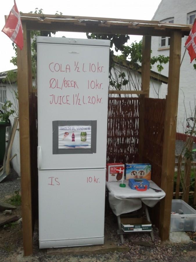 Lodówka pełna zimnych napojów i skarbonka. Jakie to proste!