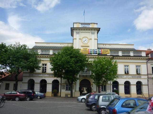 Klasycystyczny ratusz na rynku w Łowiczu