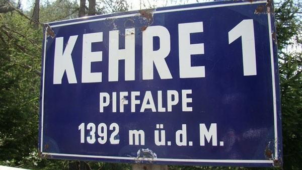 Tabliczki przy każdym zakręcie. Czasem lepiej nie patrzeć