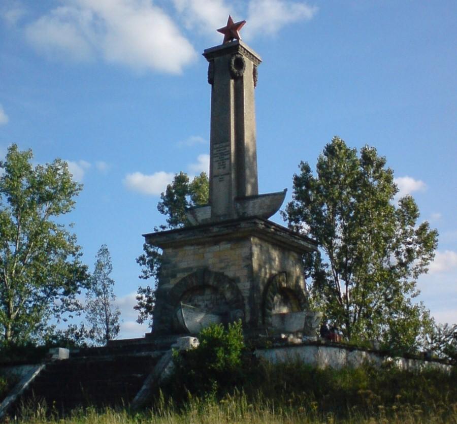 Pomnik ofensywy radzieckiej pod Mikolinem, gdzie w styczniu 1945 podczas ofensywy przeprawiając się łodziami przez Odrę zginęło 40 000 radzieckich żołnierzy