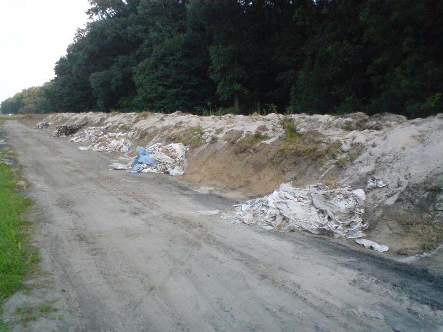 Wał przeciwpowodziowy koło Wielopola, uratowany podczas powodzi w 2010r. - pozostałości po akcji wzmacniania wału w maju 2010r