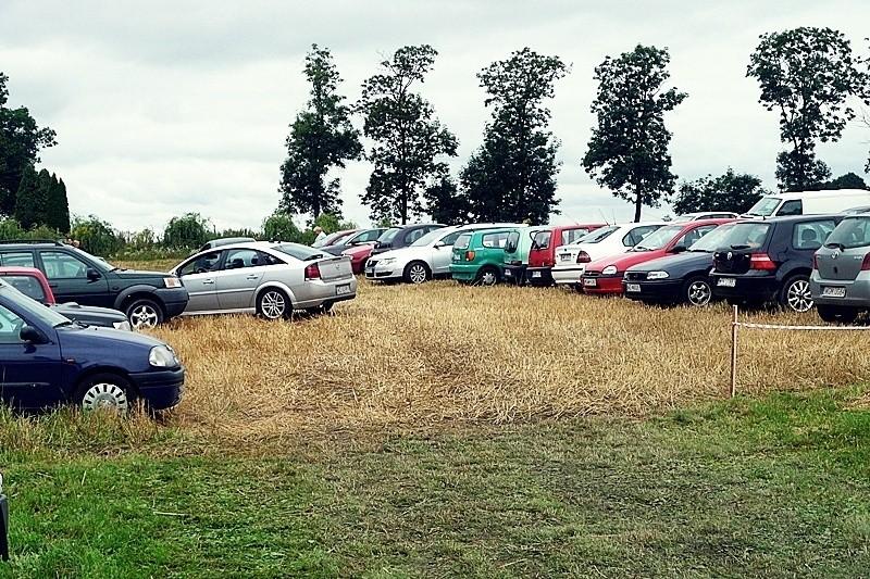 Parking na ściernisku