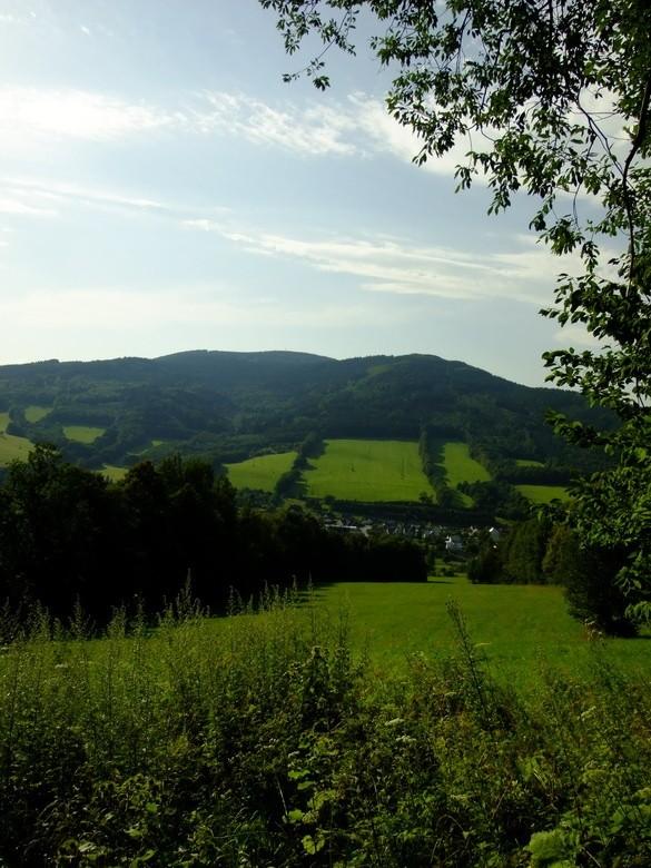 Widok na Jeseník i górujący nad nim Jehlan