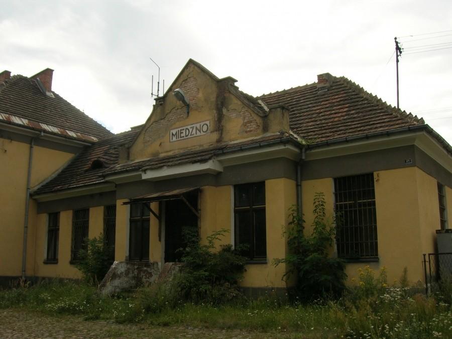 Nieczynna, czynna stacja kolejowa