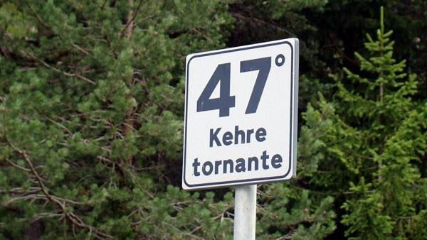 Podobnie jak na wcześniejszych podjazdach zakręty są ponumerowane.