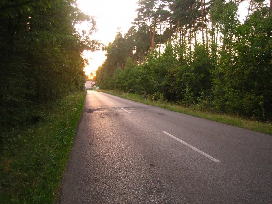słońce już zachodzi nad szosą od strony Koszwic