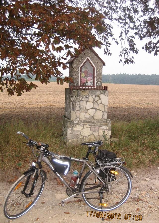 przydrożna kapliczka na Opolszczyźnie