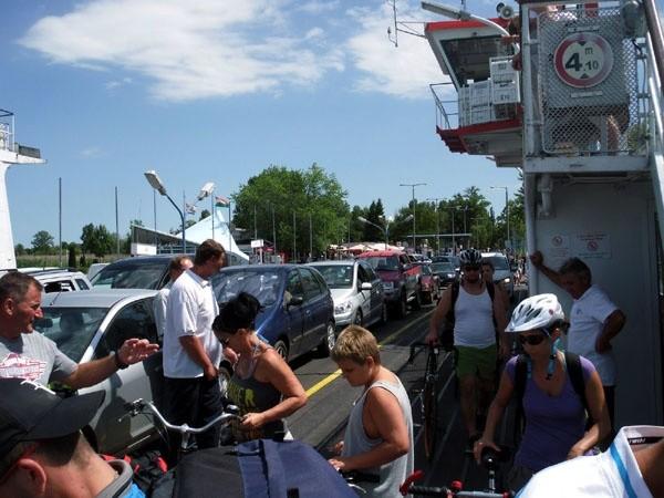 Prom przez Balaton kosztuje 790 forintów, tj około 12 zł