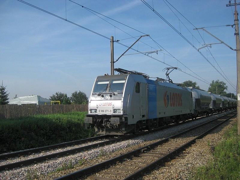 Ciuchcia parowa z V w.p.n.e z napisem Lotos