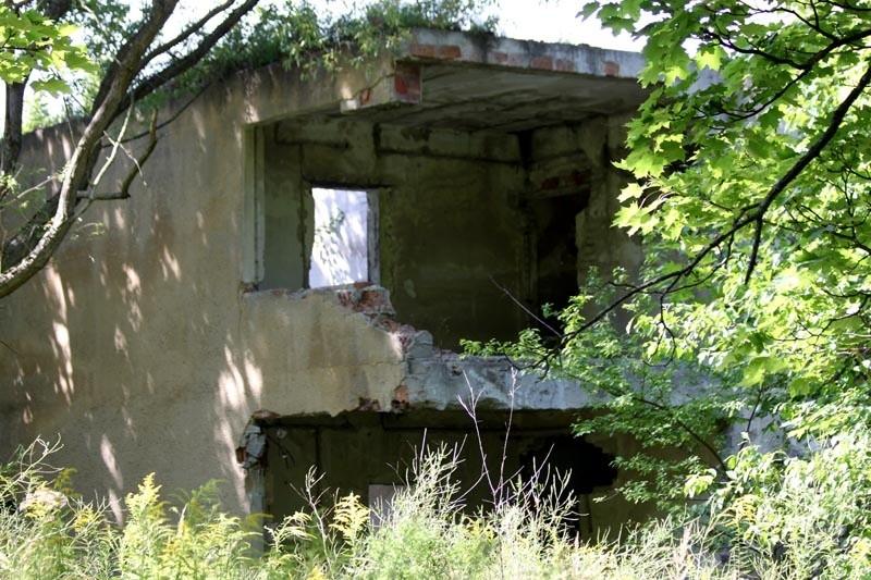 ruiny na skraju lotniska Kluczewo