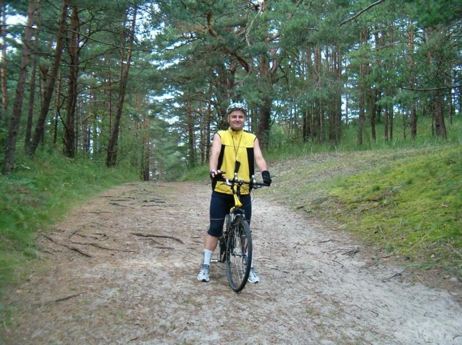 Rowerówka z Tczewa do Kąt Rybackich. Na ścieżce leśnej w Kątach Rybackich.
