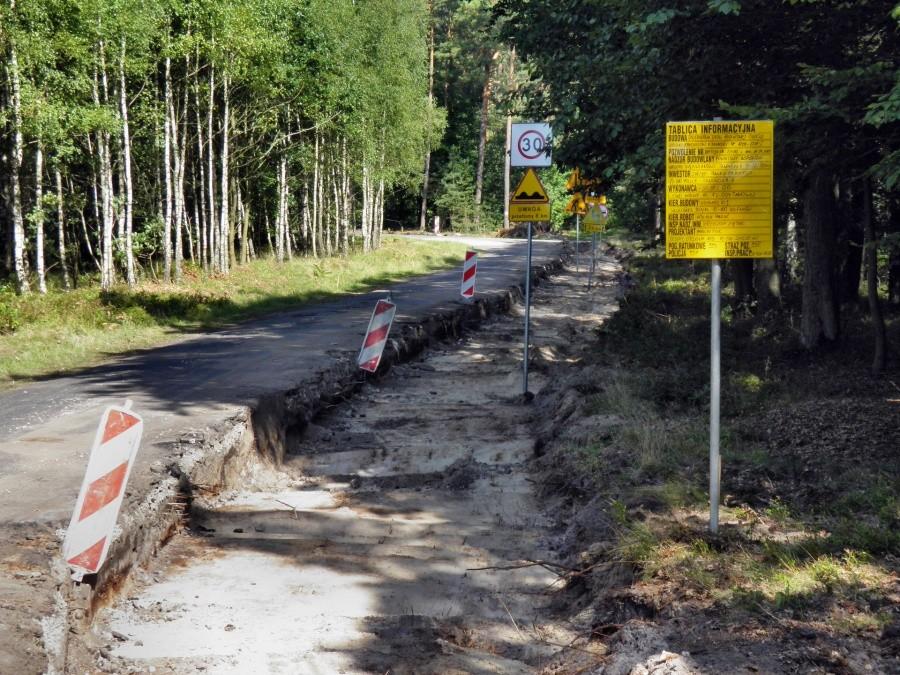 Tak 19 sierpnia 12 roku przedstawiał się początkowy odcinek drogi Dobieszczyn - Karszno.
