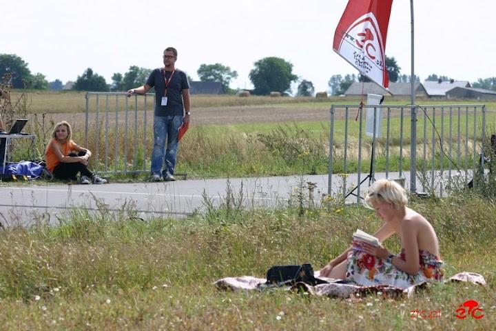 kolarstwo i czytelnictwo (w przerwie między kolejnymi rundami)...