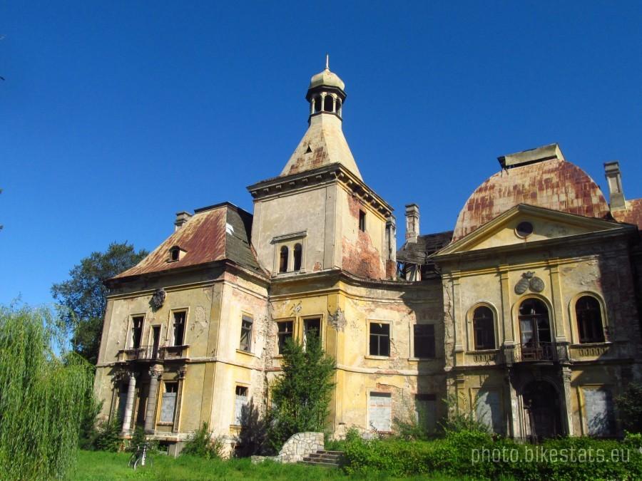 ruiny prywatnego pałacu w Manczycach