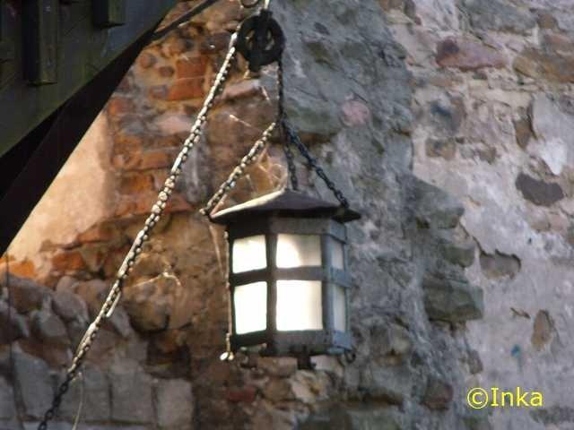Lampa nad wejściem do zamku w Chudowie