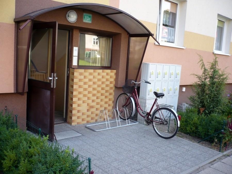 Stojak przed każdą klatką