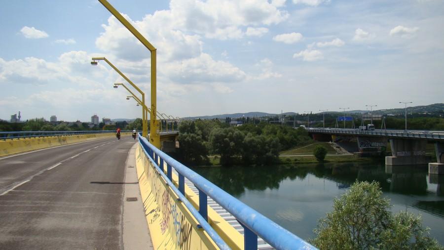 Most tylko dla rowerzystów, obok zwykła droga