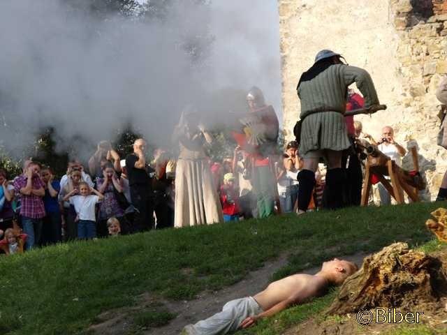 Pole walki pod zamkiem zasnuł dym z hakowic