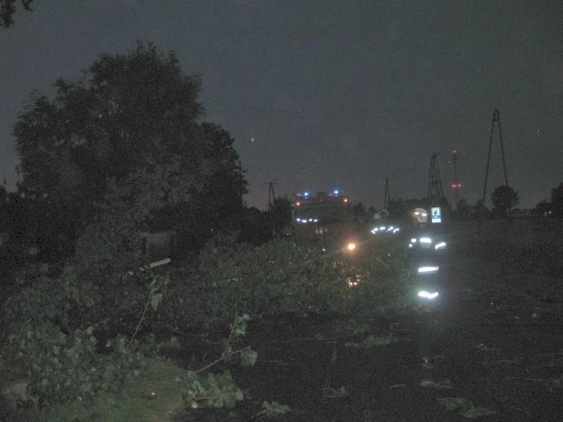 Strażacy usuwają szkody