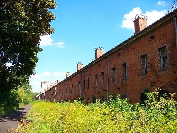 Koszary obronne budowane w latach 1832-1875 o długości 2250 metrów (najdłuższy budynek w Europie)