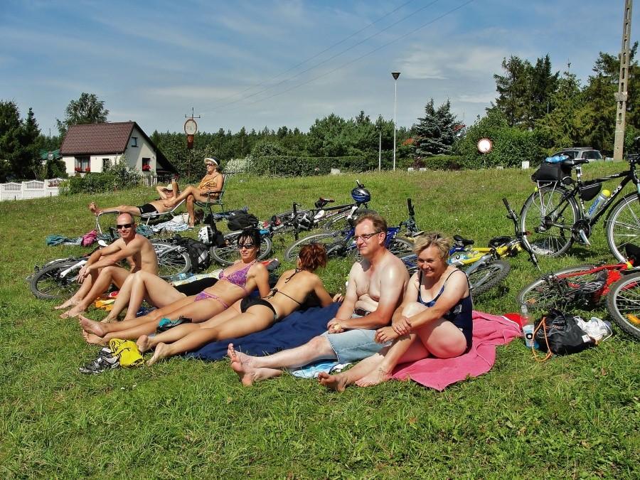 Ekipa wygrzewa się w słońcu.