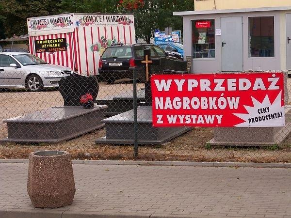 Wyprzedaż nagrobków, trzeba się spieszyć póki jeszcze są ;)